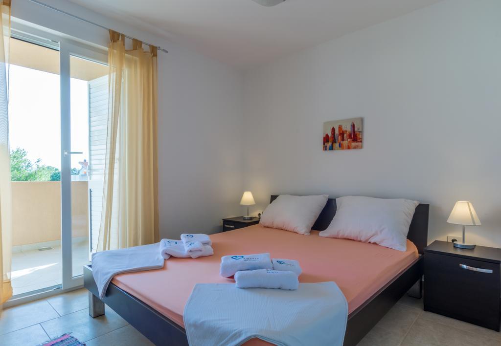 Apartments Domuzin Биоград на Мору Екстериор снимка