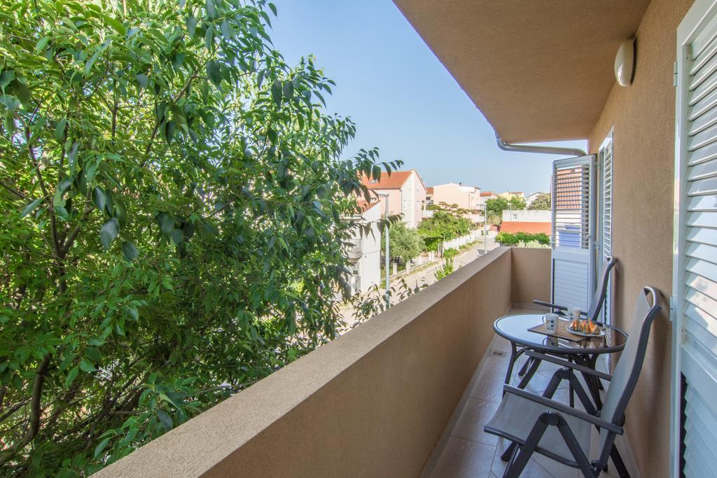 Apartments Domuzin Биоград на Мору Екстериор снимка