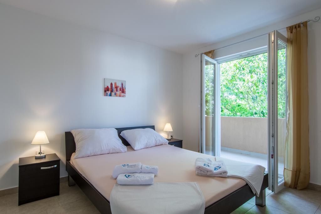 Apartments Domuzin Биоград на Мору Екстериор снимка