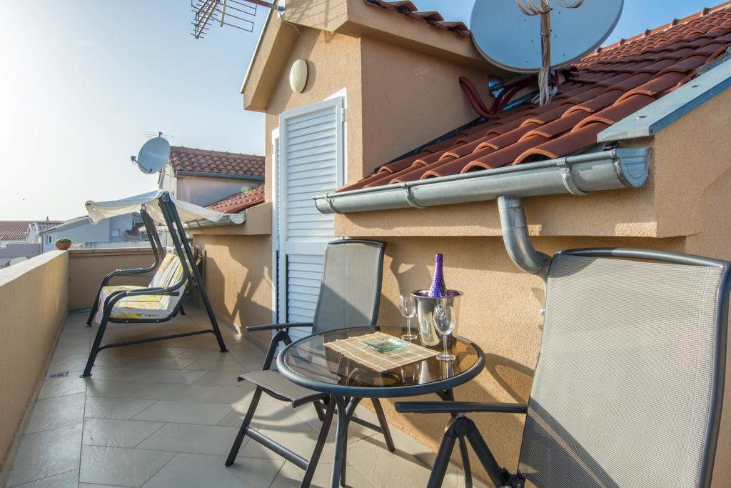 Apartments Domuzin Биоград на Мору Екстериор снимка