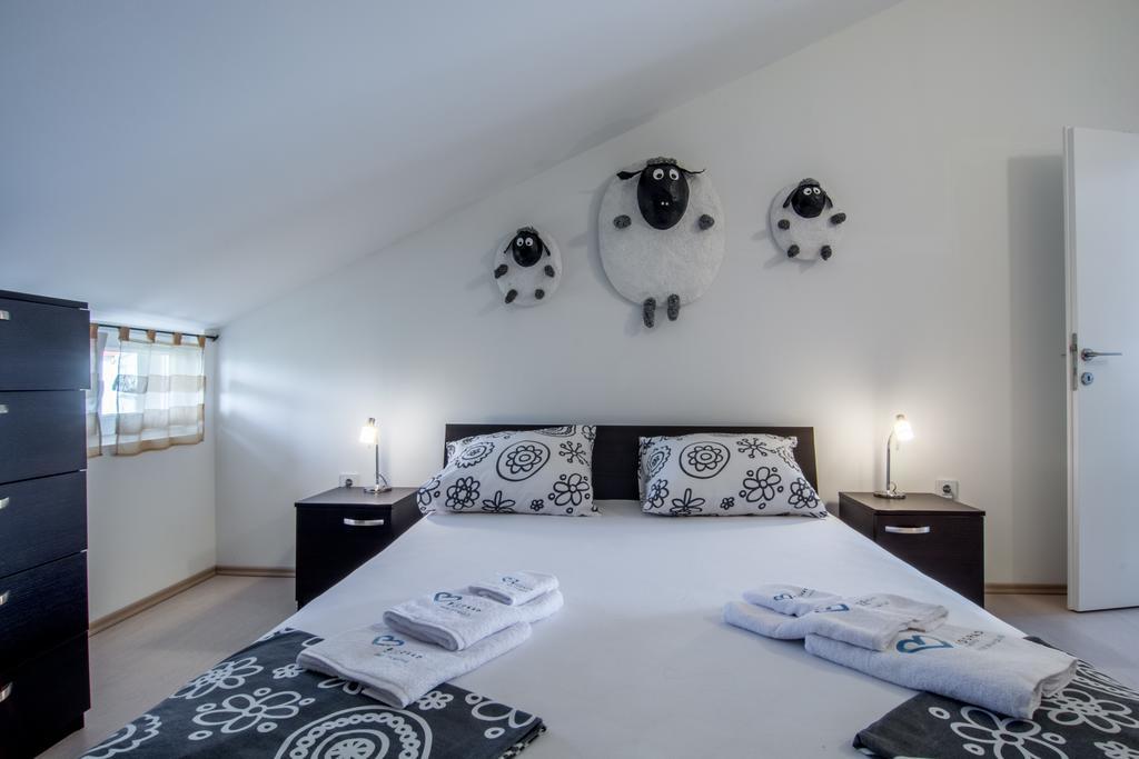 Apartments Domuzin Биоград на Мору Екстериор снимка